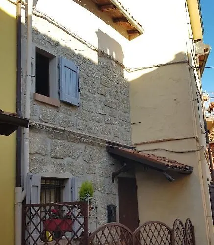 House On The Hills, 10 Minutes From Center Апартаменты *